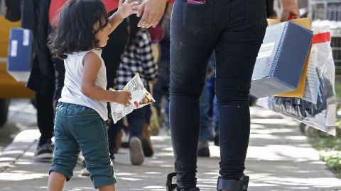 Activistas esperan que los familiares deportados puedan reunirse con sus hijos.