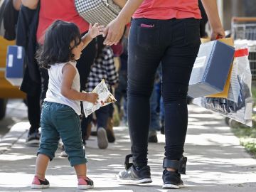 Activistas esperan que los familiares deportados puedan reunirse con sus hijos.
