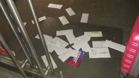 Correspondencia acumulada en tienda cerrada en NYC