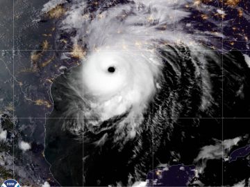 El huracán Laura cerca de la costa de Texas y Louisiana.