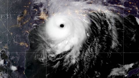 El huracán Laura cerca de la costa de Texas y Louisiana.