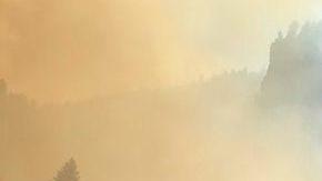 El incendio Grizzly Creek crece en las laderas al sur del río Colorado.