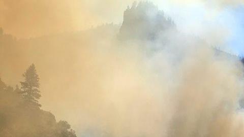 El incendio Grizzly Creek crece en las laderas al sur del río Colorado.
