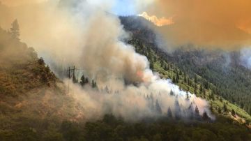 El incendio Grizzly Creek crece en las laderas al sur del río Colorado.