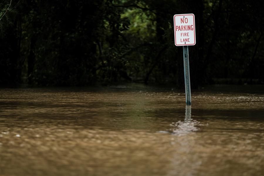 Un espacio de estacionamiento inundado en Lafayette, Louisiana.