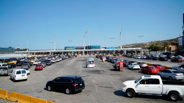 El cruce fronterizo de San Ysidro, California presenta filas de autos de hasta 10 millas.