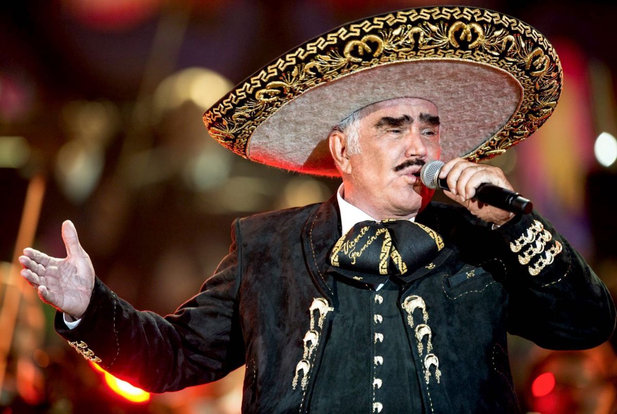 Vicente Fernández remains in intensive care and with a special feeding tube