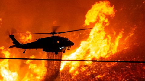 Un helicóptero trabaja para extinguir el fuego del Lake Fire.