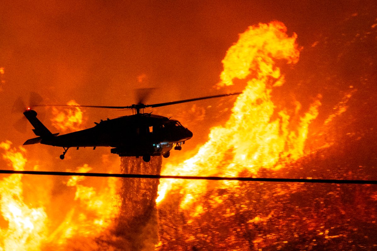 Un helicóptero trabaja para extinguir el fuego del Lake Fire.