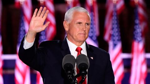 Pence habló ante una multitud, sin distancia social y con pocas mascarillas.