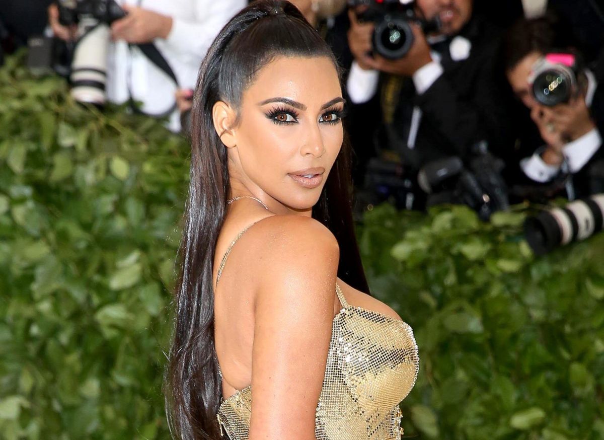 Kim Kardashian sale con un vestido negro que por su gran escote en la  espalda dejó a la vista su hilo dental - La Opinión