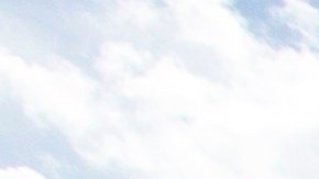 Visitantes cerca del aviso con la advertencia de calor extremo en el Valle de la Muerte.