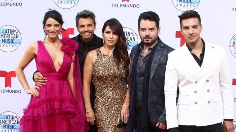 Eugenio Derbez con su esposa Alessandra Rosaldo y sus hijos Aislinn, Vadhir y José Eduardo Derbez.