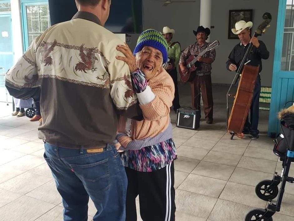 Algunos donadores organizaban baile para los viejitos del albergue