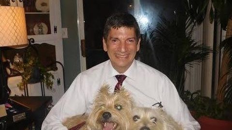 Carlos Bowshier, es un donador constante para negocios mexicanos.