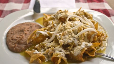 Los chilaquiles conde tendrán una textura menos crujiente a como se aprecia en la imágen debido a que se cocinaron unos minutos con la salsa y el pollo.