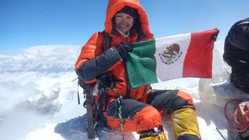 Viridiana Álvarez en la cima del Monte Everest en 2017.