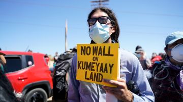 Manifestantes contra el muro.  (Manuel Ocaño)