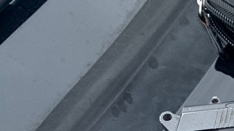 Las drogas y el arma que el sospechoso tenía en su poder.