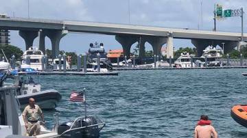 El piloto del hidroavión se subió arriba de la nave mientras esperaba la llegada de los equipos de emergencia.