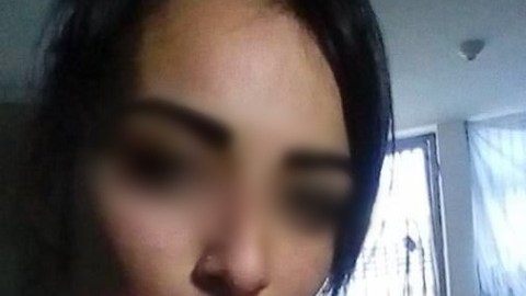 FOTOS: Exhiben a jovencita que presume en redes armas y dinero del narcotráfico