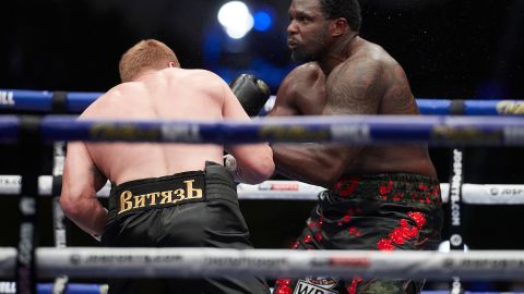 Dillian Whyte paralizado tras el uppercut de Alexander Povetkin.