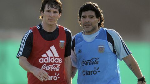 Lionel Messi y Diego Armando Maradona en un entrenamiento de la selección argentina en 2009.