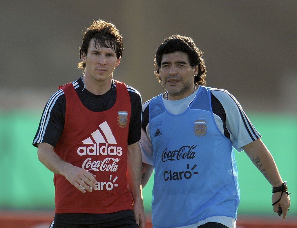 Lionel Messi y Diego Armando Maradona en un entrenamiento de la selección argentina en 2009.