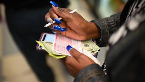 Las ventas de la lotería de Texas se disparan durante la pandemia y recaudan más dinero para las escuelas