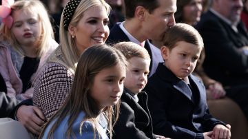 Ivanka Trump y Jared Kushner junto a sus hijos.