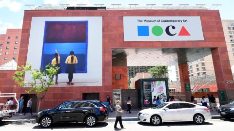 El Museo de Arte Contemporáneo de Los Ángeles vende tapabocas con diseños de artistas plásticos.