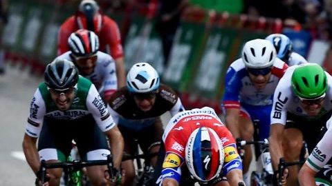 Fabio Jakobsen (blanco) cruzando la meta en el Tour de España.