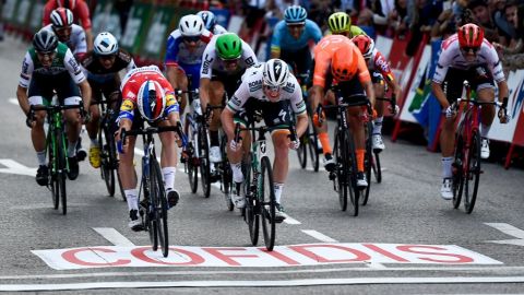 Fabio Jakobsen (blanco) cruzando la meta en el Tour de España.