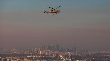 Un helicóptero de rescate vuela en Los Ángeles. Foto de archivo.