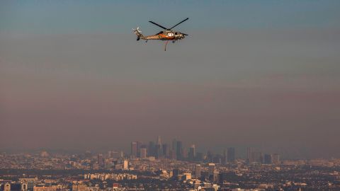 Un helicóptero de rescate vuela en Los Ángeles. Foto de archivo.