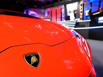 El automóvil tiene un costo de 318,000 dólares.