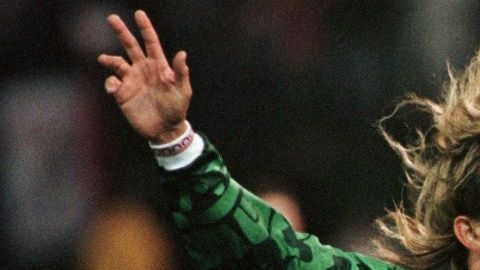 vLuis Hernández celebrando un gol con la selección mexicana.