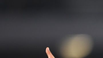 Hirving Lozano en un partido con Napoli.