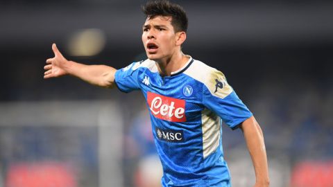 Hirving Lozano en un partido con Napoli.