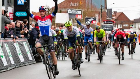 Fabio Jakobsen celebrando una victoria.