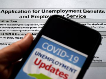 Desempleo coronavirus COVID-19 trabajo dinero cheque ayuda económica