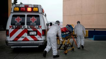 Parámedicos llevan a una paciente con problemas respiratorios al Hospital General Regional 1 en Tijuana.