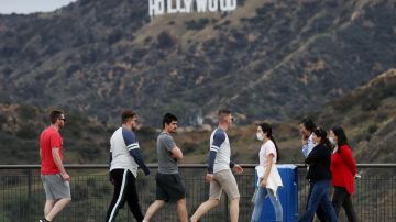 Muchos no respetan las órdenes de salud, incluyendo en las colinas de Hollywood.