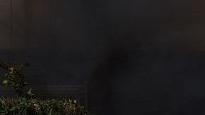 Ante un incendio de auto, lo más recomendable es mantenerse alejado lo más posible y esperar a que llegue el apoyo de los bomberos.