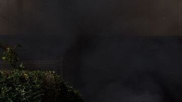 Ante un incendio de auto, lo más recomendable es mantenerse alejado lo más posible y esperar a que llegue el apoyo de los bomberos.