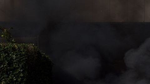 Ante un incendio de auto, lo más recomendable es mantenerse alejado lo más posible y esperar a que llegue el apoyo de los bomberos.