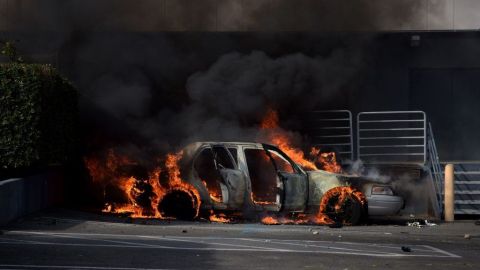 Ante un incendio de auto, lo más recomendable es mantenerse alejado lo más posible y esperar a que llegue el apoyo de los bomberos.