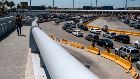 A pesar de la pandemia cientos de autos pasan por la garita de Otay Mesa a diario. / foto: archivo..