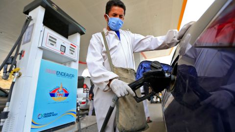 El rendimiento de gasolina es un factor importante cuando se considera comprar un auto.