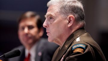 El general Mark Milley (d) y el secretario de Defensa Mark Esper en una audiencia de la Cámara el 9 de julio de 2020.
